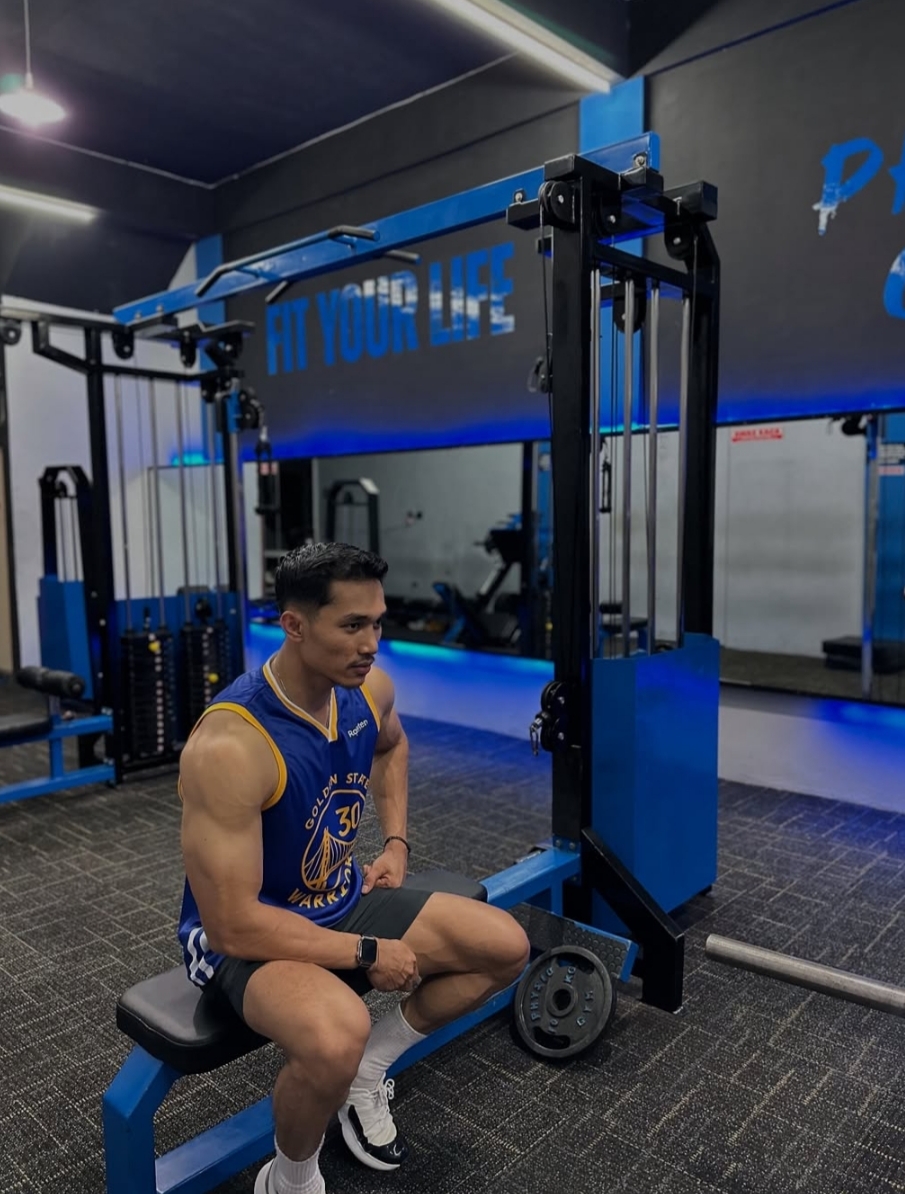 Member Physio Gym sedang berlatih di area beban